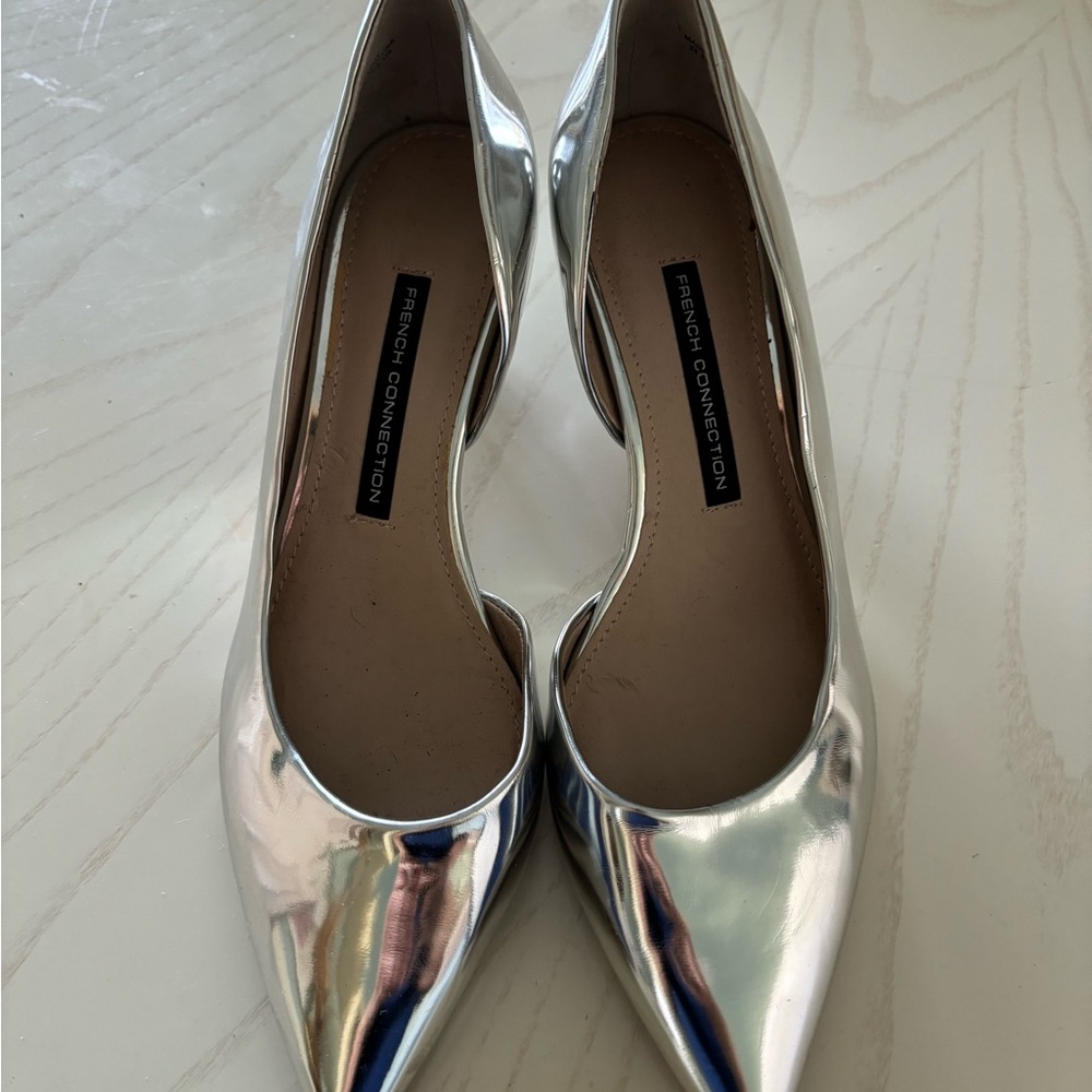 ELEGANT & FANCY DRESS SHOES IN MINT CONDITION.